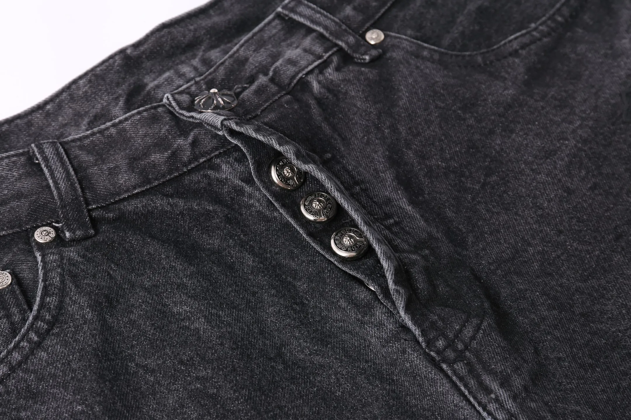 P260 Style number: H75 Croxin & 𝐂𝐡𝐫𝐨𝐦𝐞 𝐇𝐞𝐚𝐫𝐭 ss25 black leather Sanskrit fine jeans. Styles with different wash textures are very friendly to people with thin legs. The slightly flared version perfectly modifies the leg shape. The timeless and moderate length makes it easy to match and match. It is the basis for various styles and is a must-have in your wardrobe! The fabric is stiff but also makes the upper body soft without losing texture. The washing process is even more perfect. It is a must-have item for everyone! ! ! Washed wheat, hang tag, pants label, three labels complete Color: black Size: 28-30-32-34-36